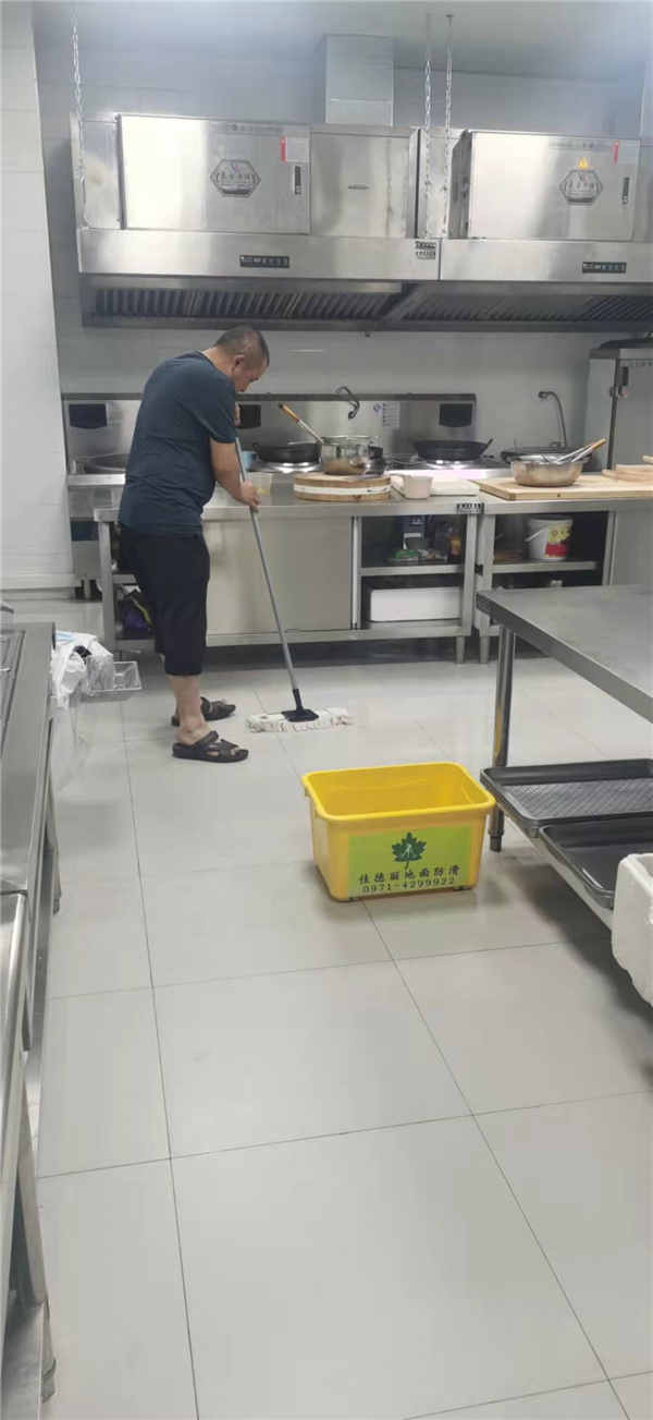 1633934933116762.jpg 甘肃兰海渭武高速公路岷县服务区防滑处理.jpg